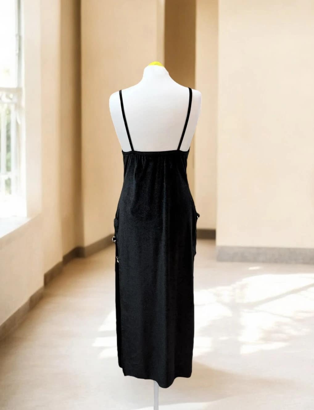 2025-10-24-68fbe24de924f فستان "Bold Cut" – تصميم جريء - الصورة 3