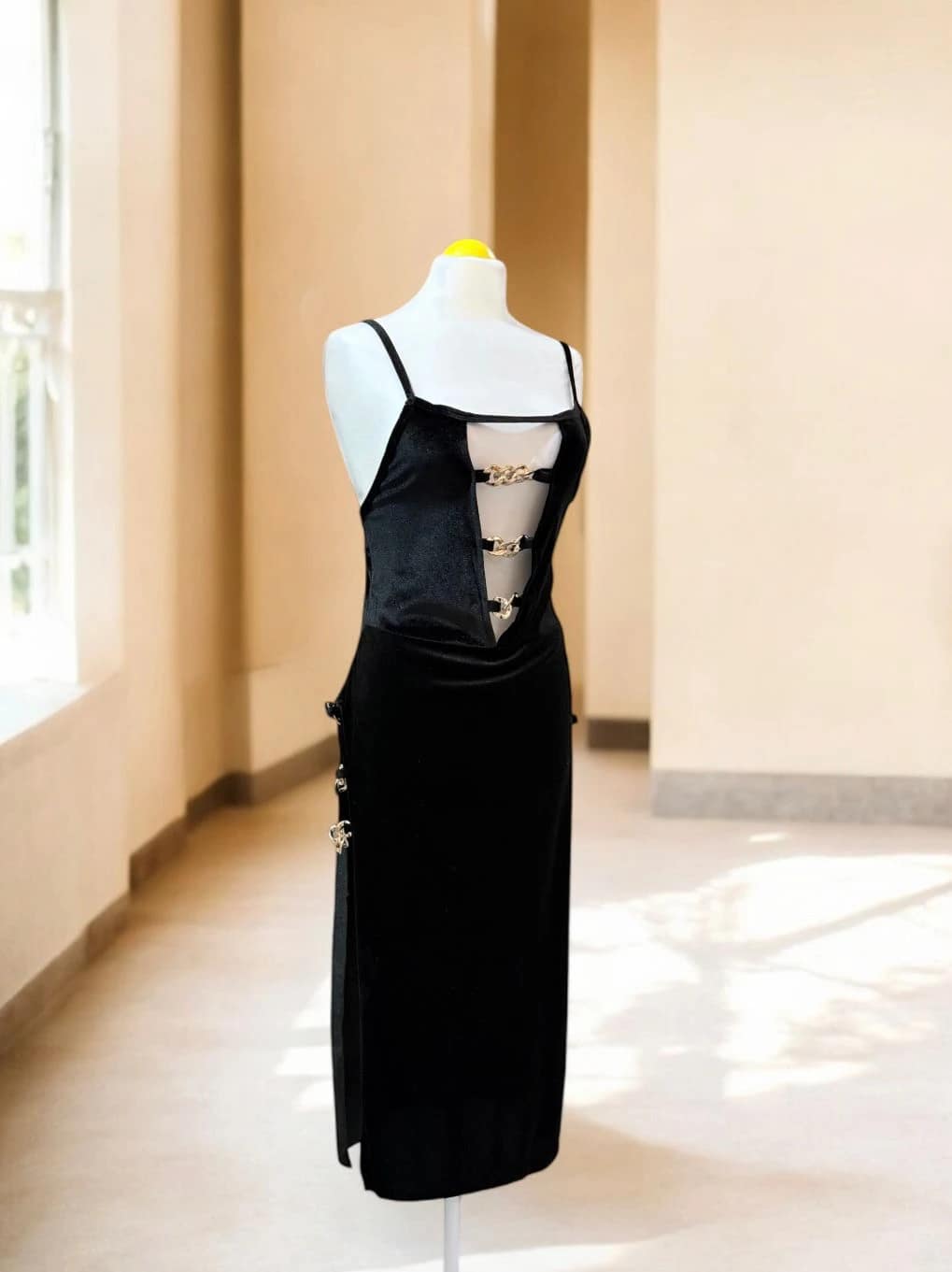 2025-10-24-68fbe24d90b1e فستان "Bold Cut" – تصميم جريء - الصورة 4