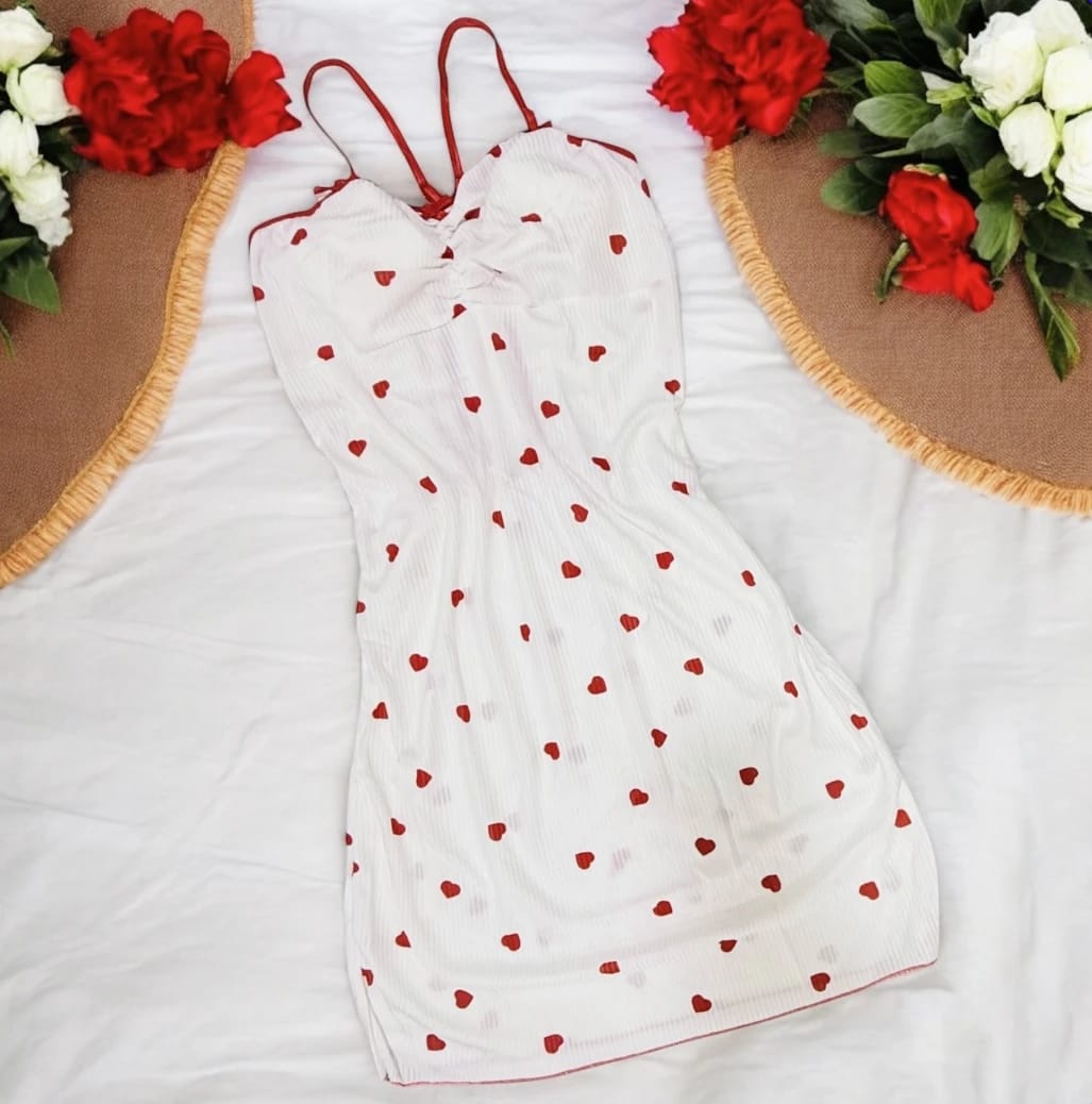 2025-09-18-68cb3ca683a33 لانجري أبيض بنقشة قلوب حمراء وقصة ناعمة