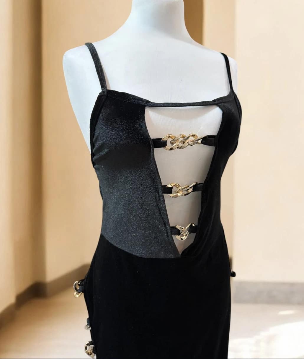 2025-10-24-68fbe24dba7a6 فستان "Bold Cut" – تصميم جريء - الصورة 5