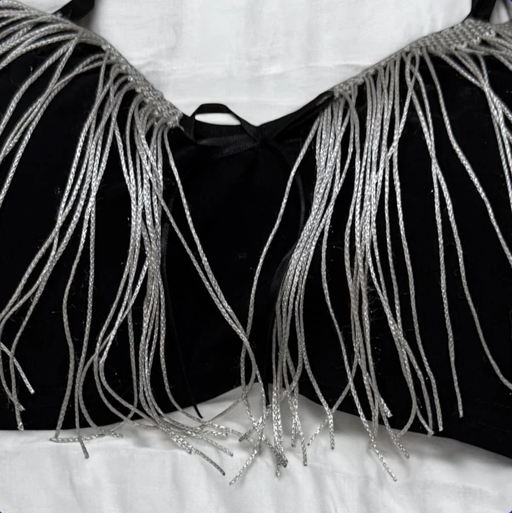 2025-10-03-68dfd56798d23 طقم لانجري فاخر بتفاصيل فضية – أسود وموف - الصورة 3