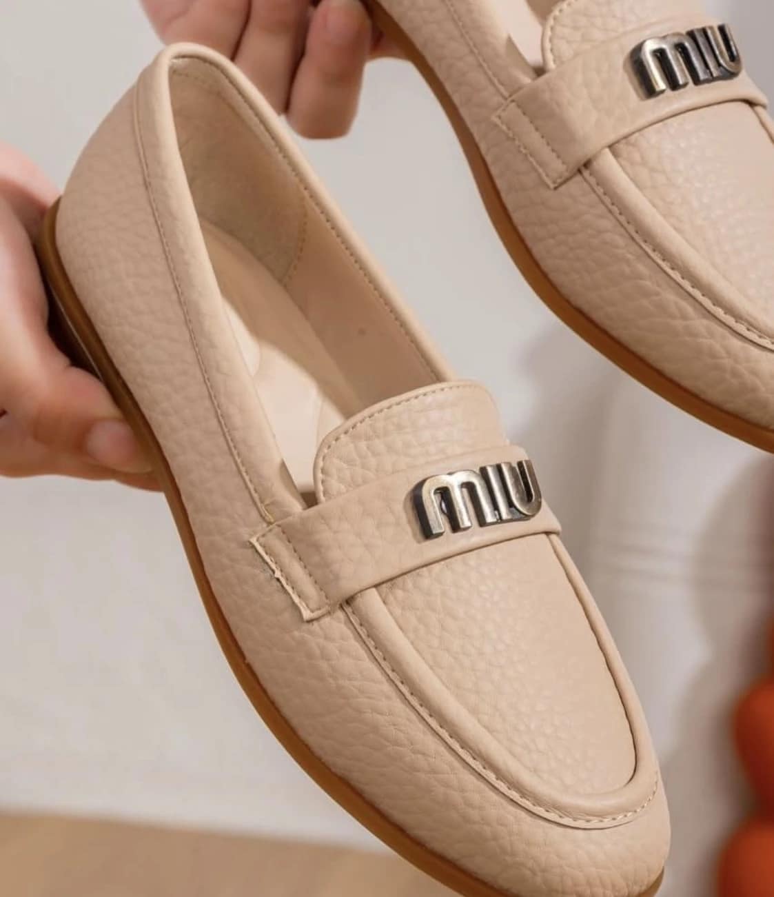 2025-10-25-68fd373f60e4a لوفرز MIU بتصميم كلاسيكي فاخر - الصورة 4