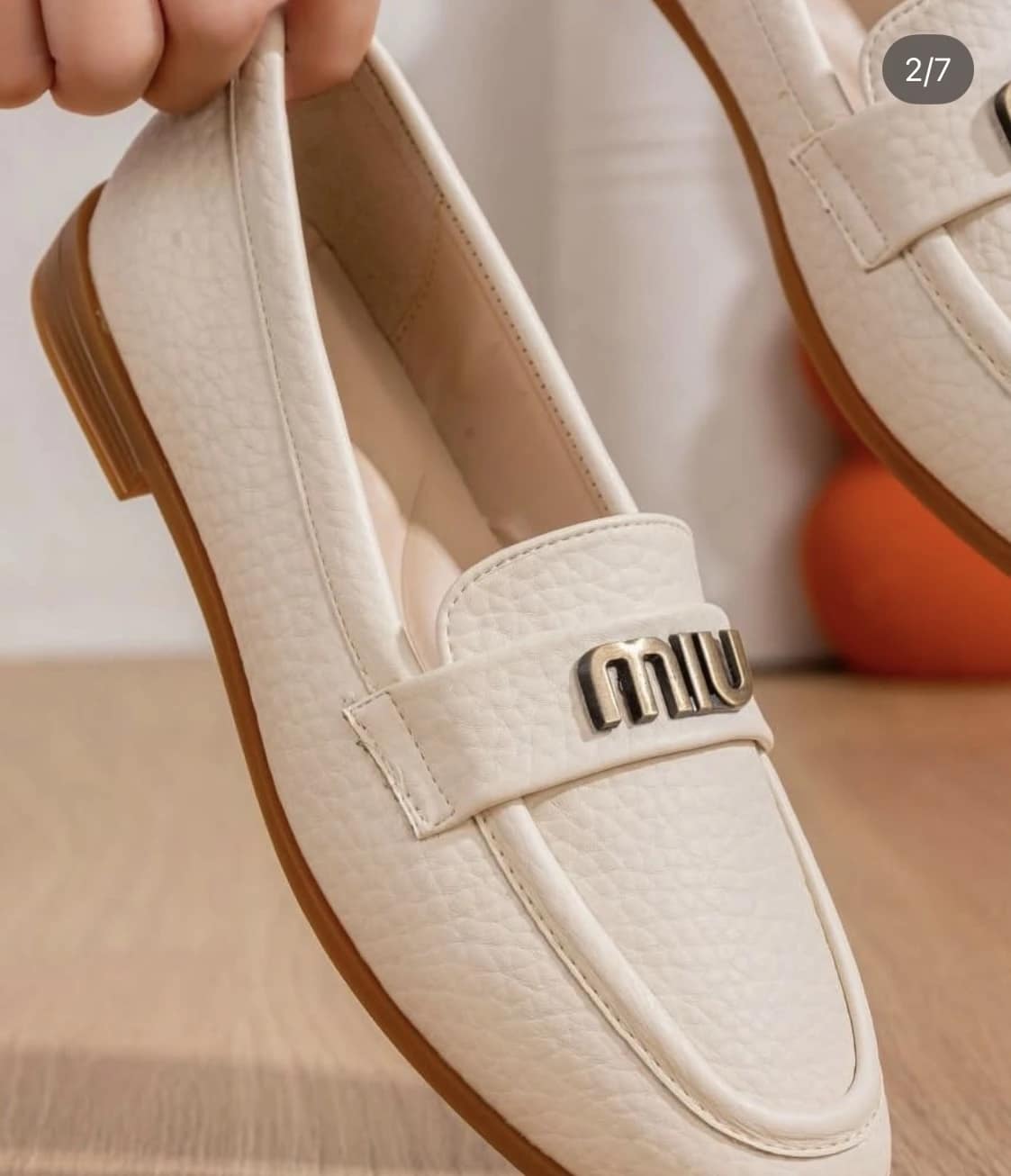 2025-10-25-68fd373ec4059 لوفرز MIU بتصميم كلاسيكي فاخر - الصورة 5