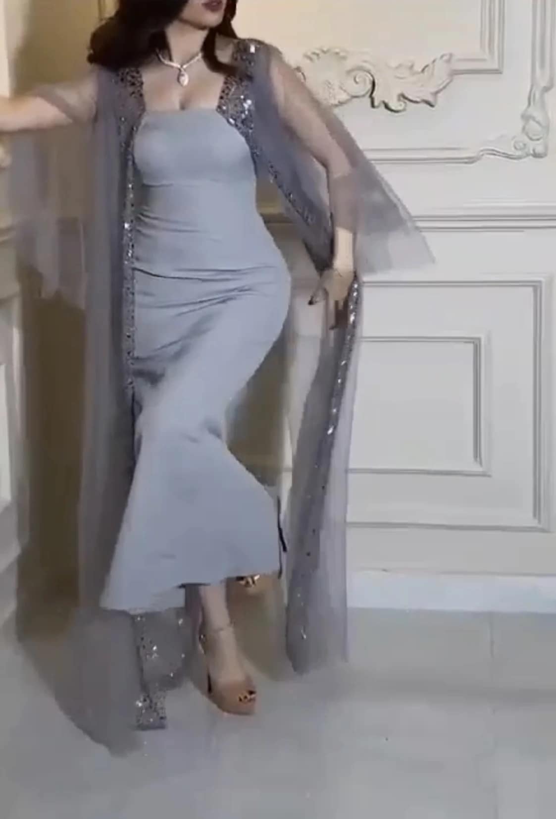 2025-09-13-68c58cefb569a فستان سهرة رمادي بكاب شفاف مرصّع يفيض أناقة ورقيّ - الصورة 7