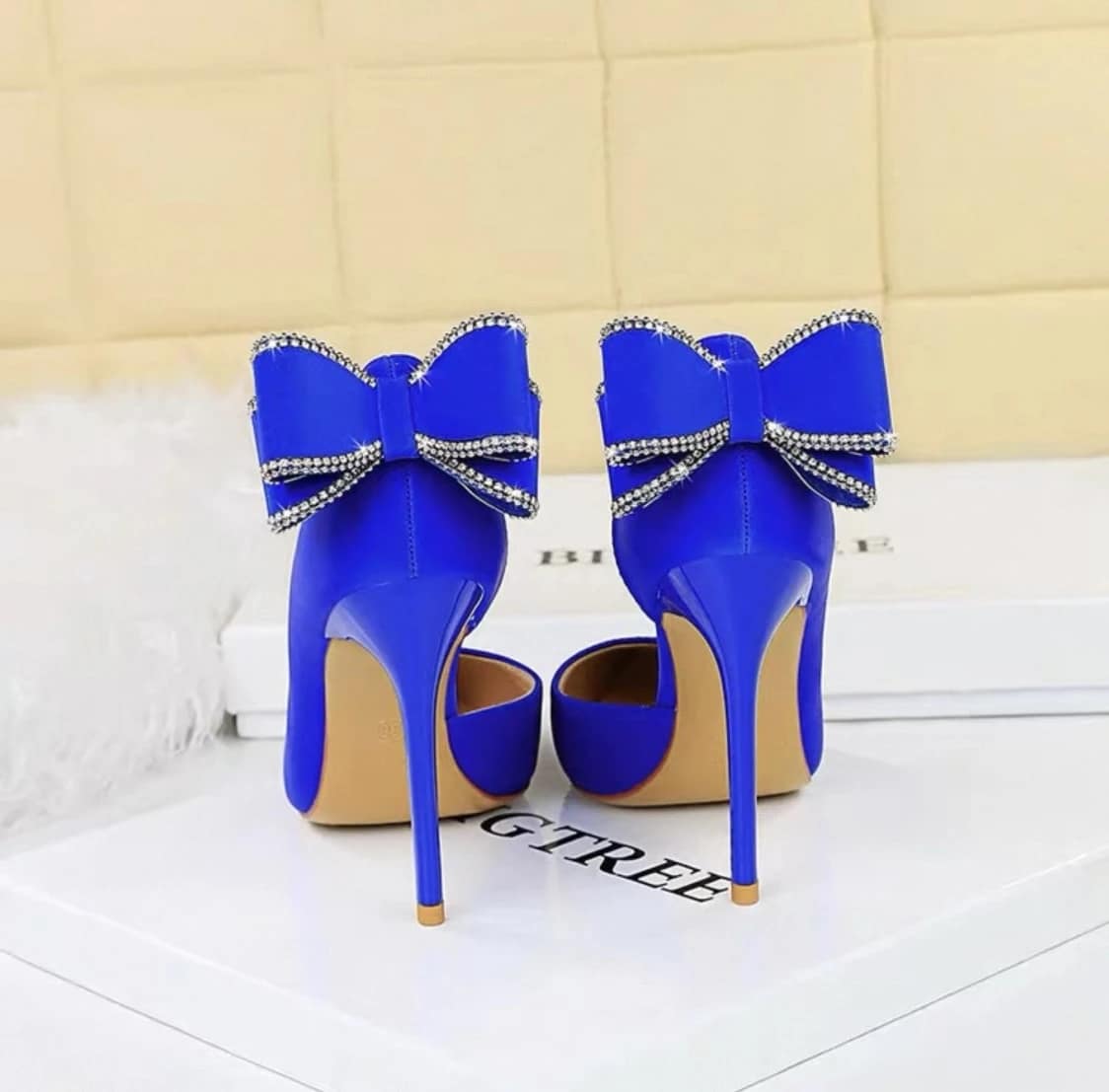 2025-10-23-68f94e1e1d632 حذاء ستيليتو أزرق ملكي بفيونكة خلفية - الصورة 4