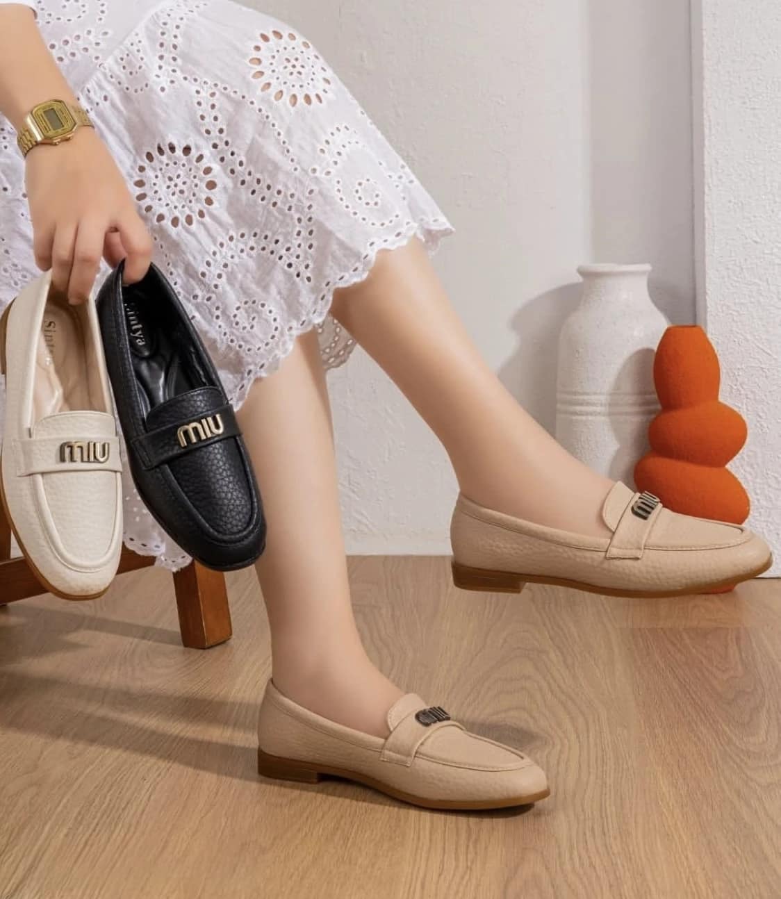 2025-10-25-68fd373fc4df4 لوفرز MIU بتصميم كلاسيكي فاخر