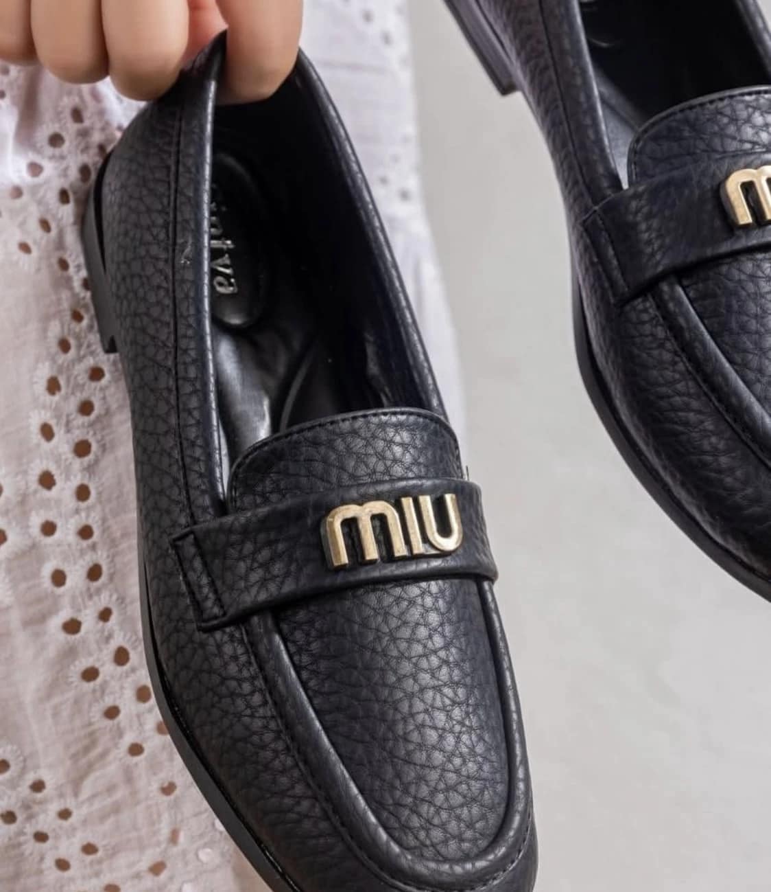 2025-10-25-68fd373e5ada3 لوفرز MIU بتصميم كلاسيكي فاخر - الصورة 8