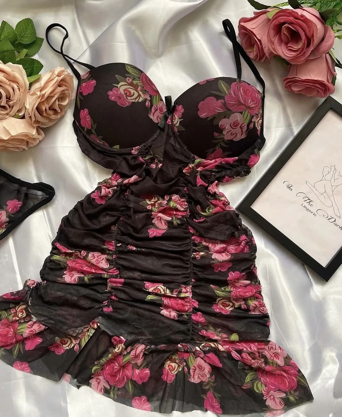 2025-10-03-68dfe17072d25 طقم لانجري فاخر بقصة مزمومة وتفاصيل أنثوية جذابة