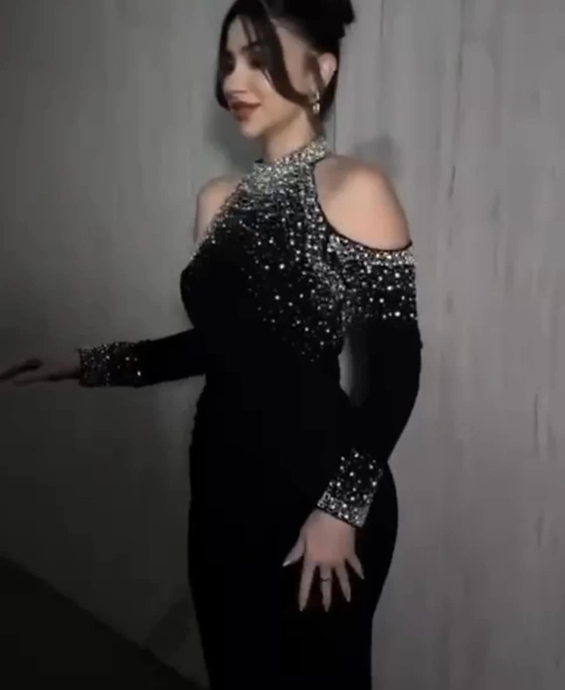 2025-09-12-68c3af0388b79 فستان أسود فاخر بكريستالات لامعة ولمسة أنثوية جريئة