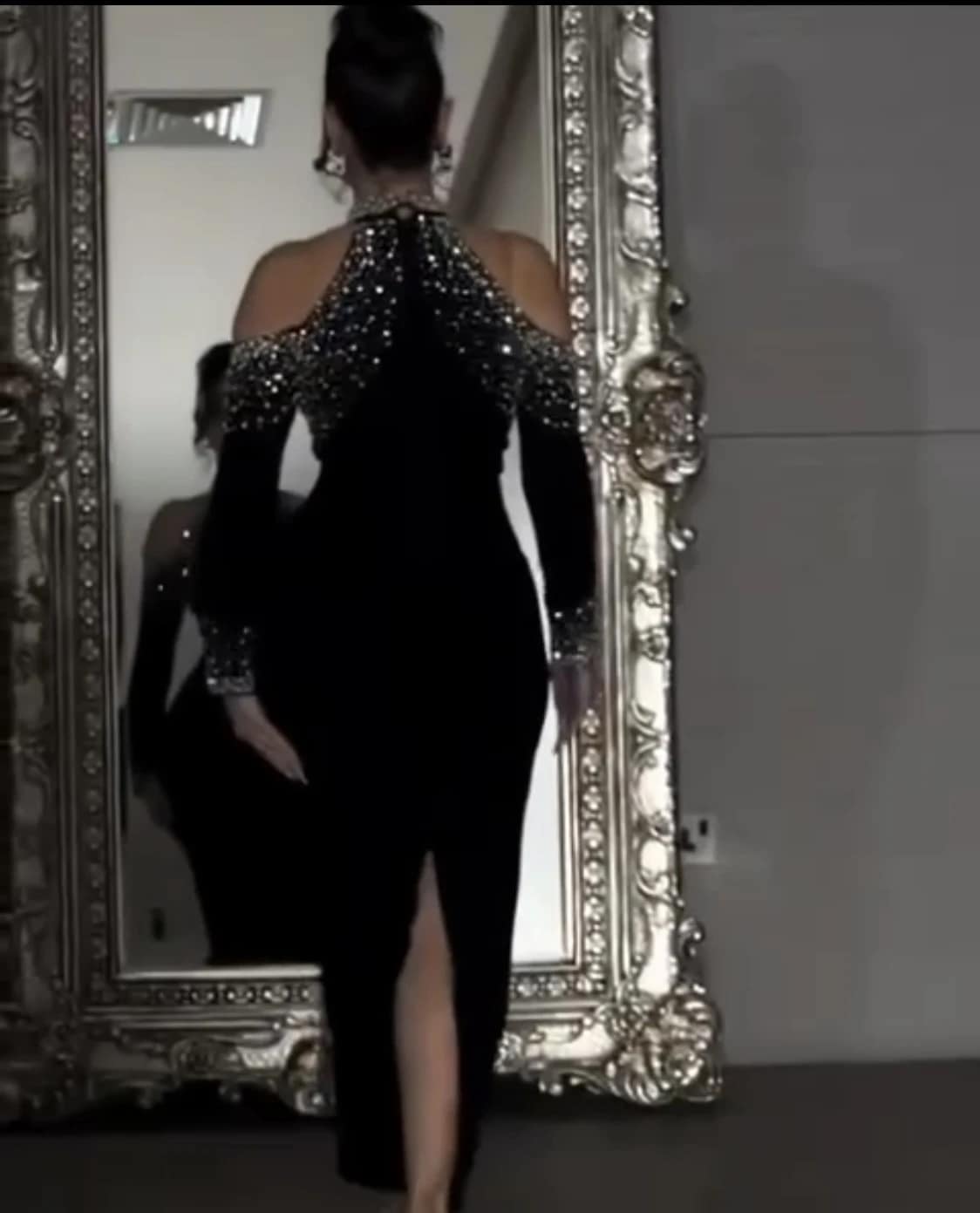 2025-09-12-68c3af02b7ede فستان أسود فاخر بكريستالات لامعة ولمسة أنثوية جريئة - الصورة 8