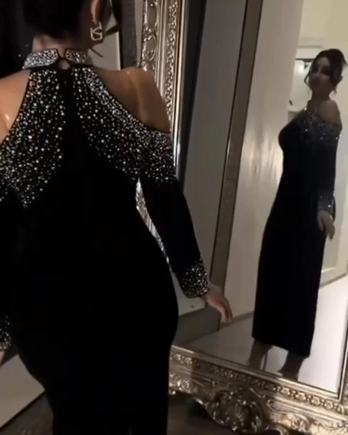 2025-09-12-68c3af03591b1 فستان أسود فاخر بكريستالات لامعة ولمسة أنثوية جريئة - الصورة 5