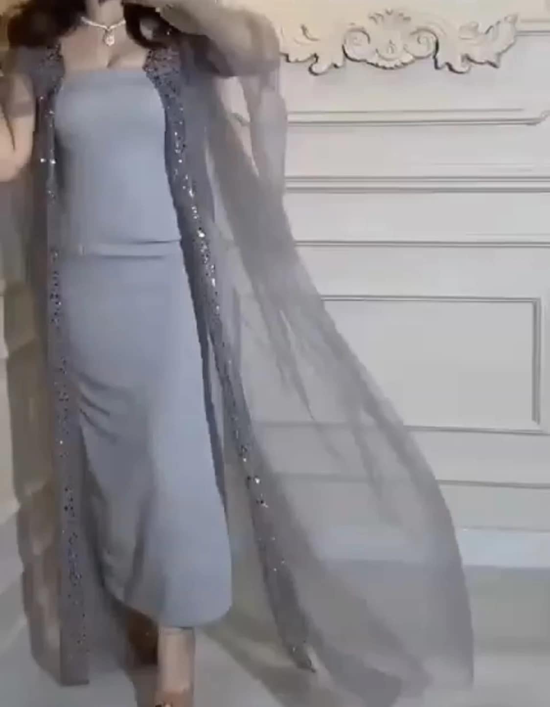 2025-09-13-68c58cefe922e فستان سهرة رمادي بكاب شفاف مرصّع يفيض أناقة ورقيّ