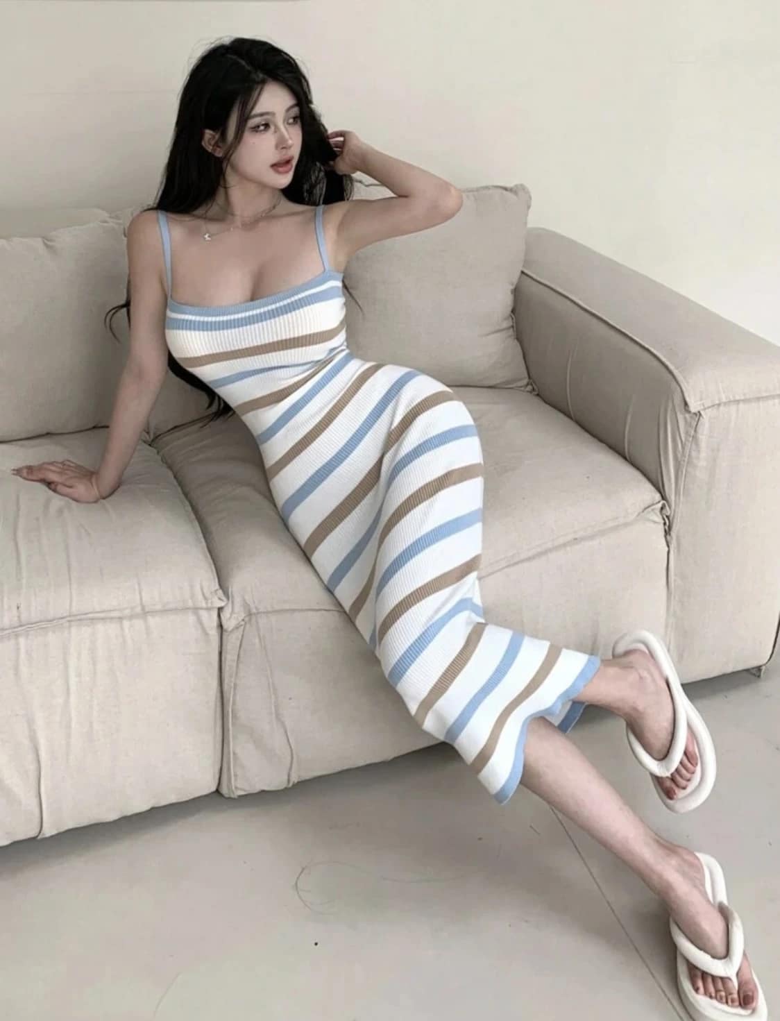 2025-09-10-68c1cf6960f01 فستان مخطط بدون أكمام - الصورة 4