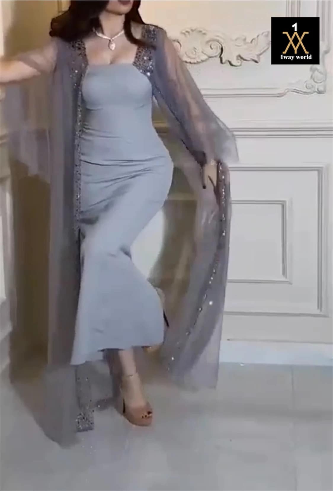 2025-09-13-68c58cf0b4075 فستان سهرة رمادي بكاب شفاف مرصّع يفيض أناقة ورقيّ - الصورة 5
