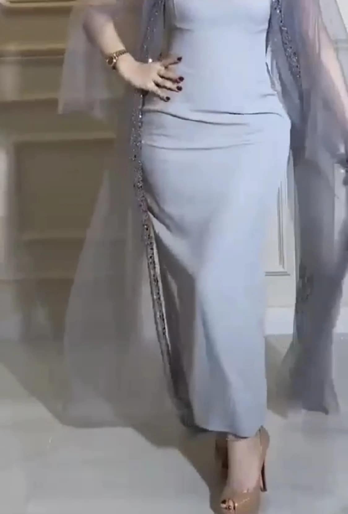 2025-09-13-68c58cf06dd01 فستان سهرة رمادي بكاب شفاف مرصّع يفيض أناقة ورقيّ - الصورة 4