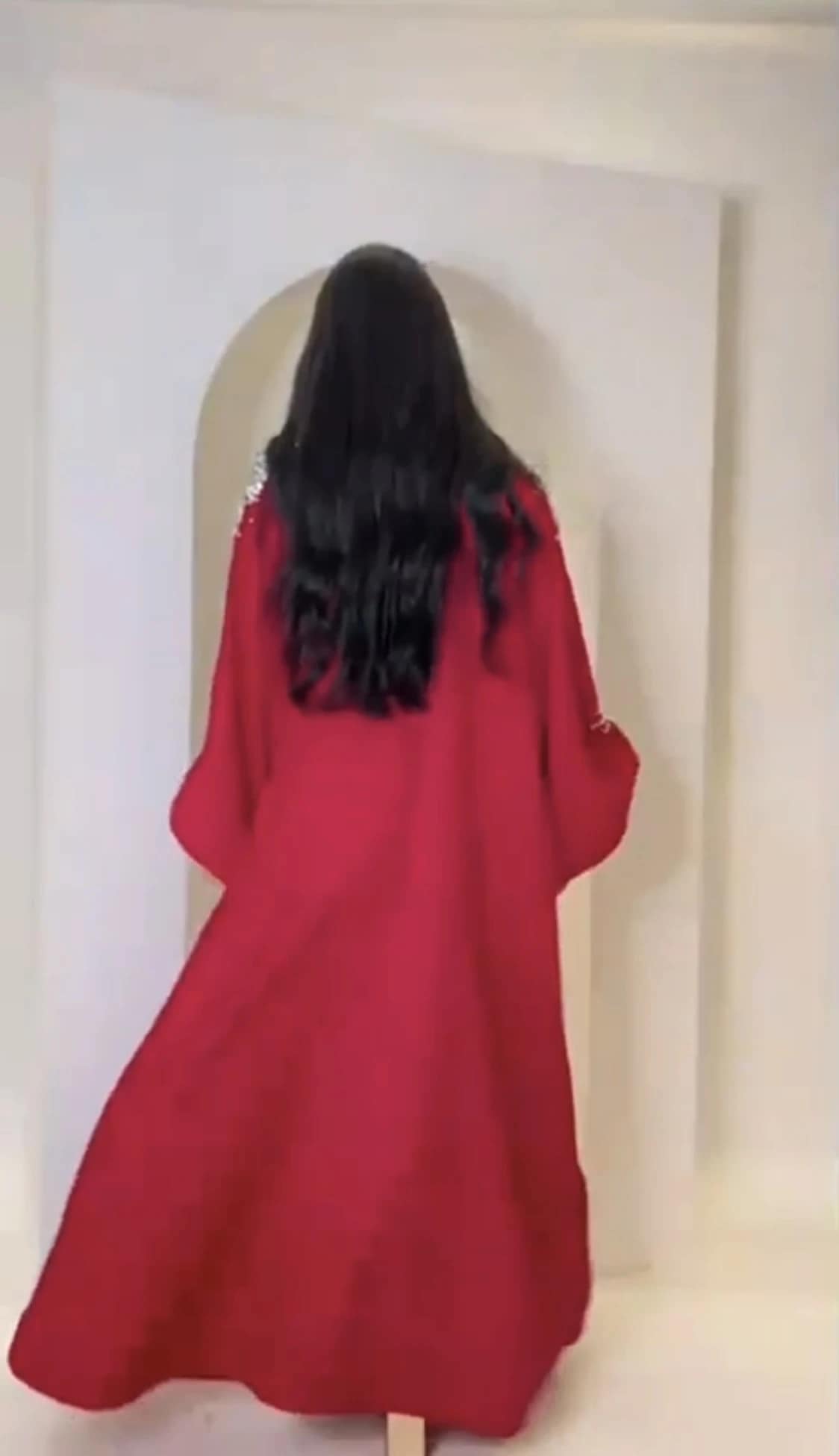 2025-09-12-68c3b5a022bce جلابية حمراء فاخرة بكريستالات فضية وأناقة ملكية - الصورة 5