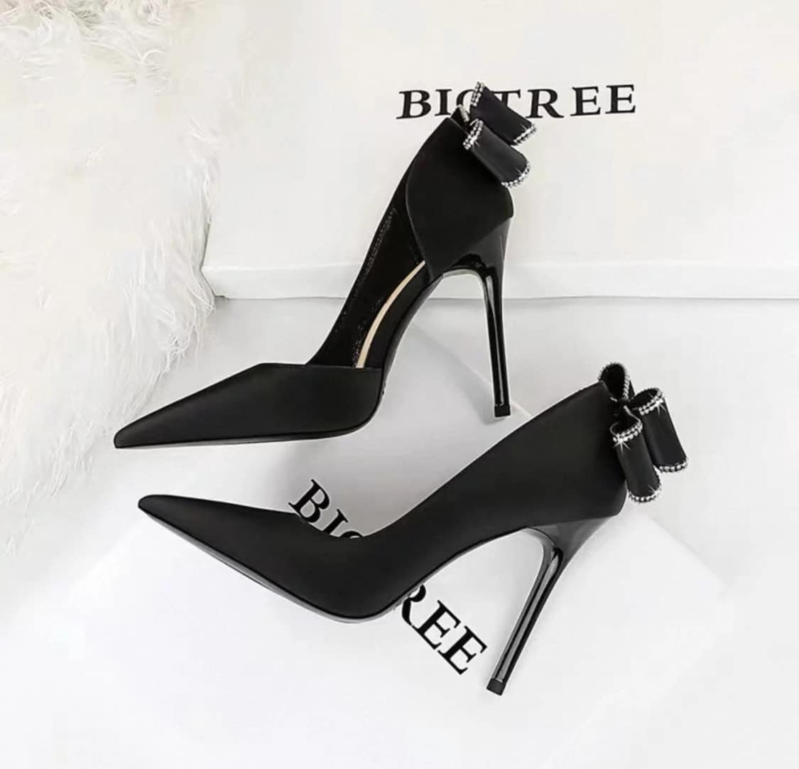 2025-10-23-68f94f0195d2c حذاء ستيليتو أسود بفيونكة خلفية مرصعة - الصورة 4