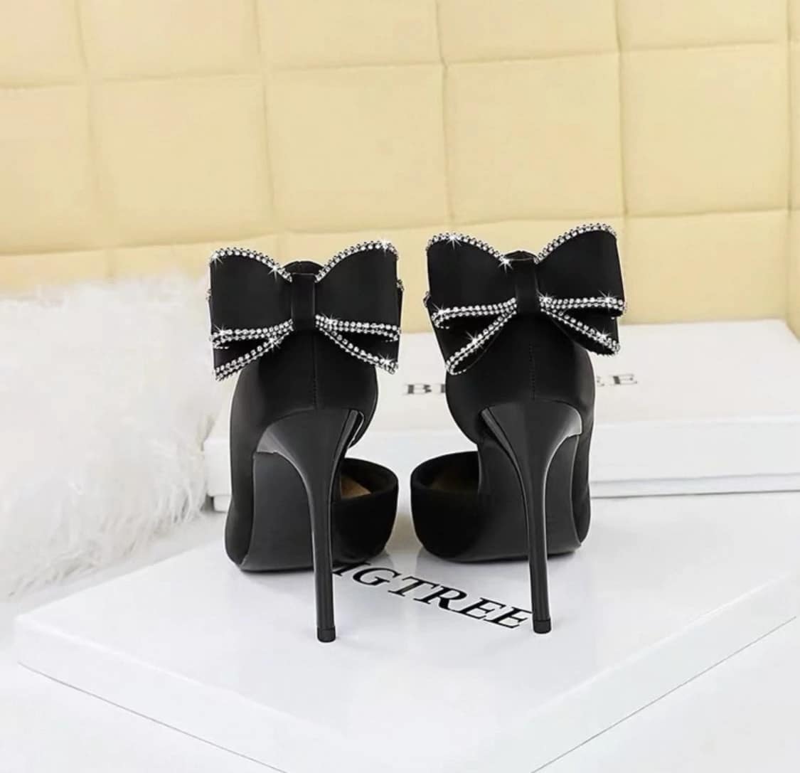 2025-10-23-68f94f01dfae4 حذاء ستيليتو أسود بفيونكة خلفية مرصعة - الصورة 6