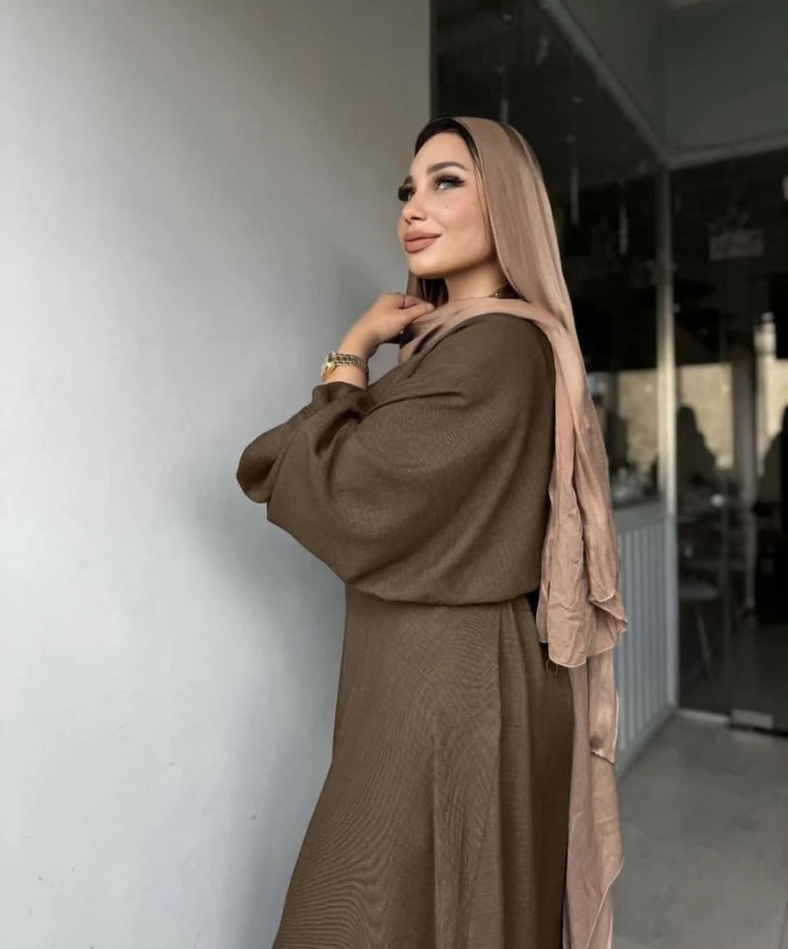 2025-09-08-68bf2790cbccd فستان أنيق بقصة مريحة يناسب حتى وزن 85 كيلو - الصورة 11