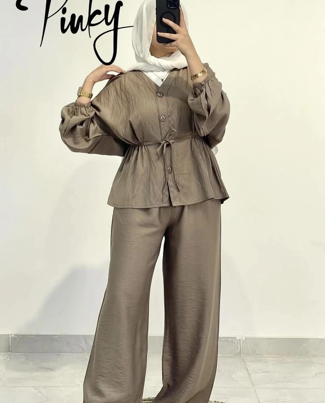 2025-09-18-68cb3dc02637f طقم محتشم بتصميم بيبلوم وبنطال واسع - الصورة 3