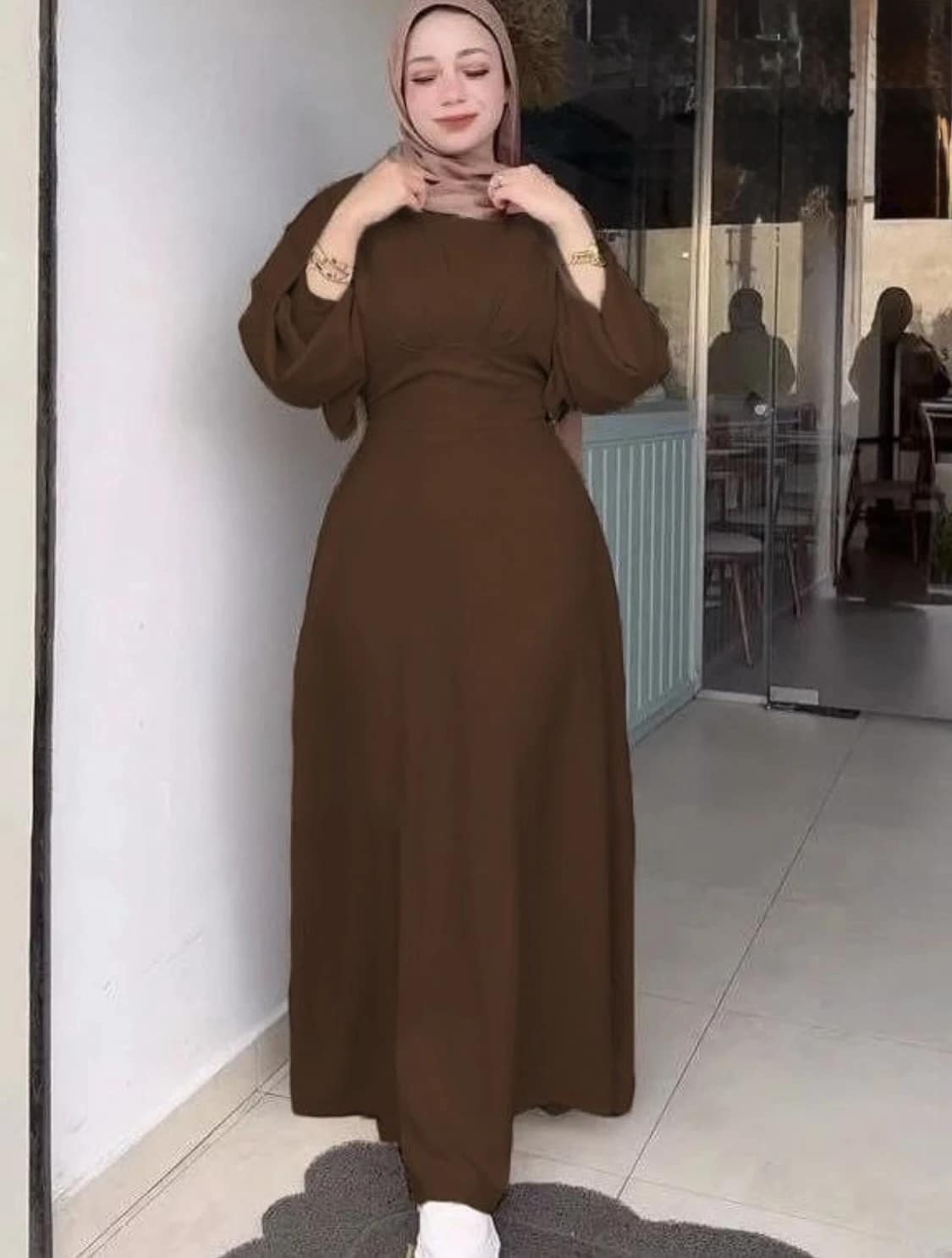 2025-09-08-68bf27915087e فستان أنيق بقصة مريحة يناسب حتى وزن 85 كيلو - الصورة 2