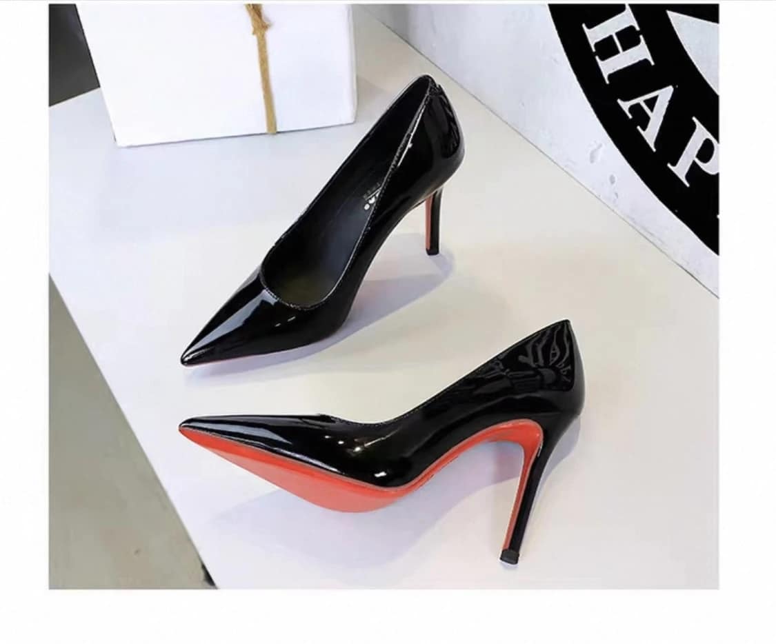 2025-10-22-68f8e0f83bd94 كعب نسائي كلاسيكي بلمعة فاخرة ونعل أحمر