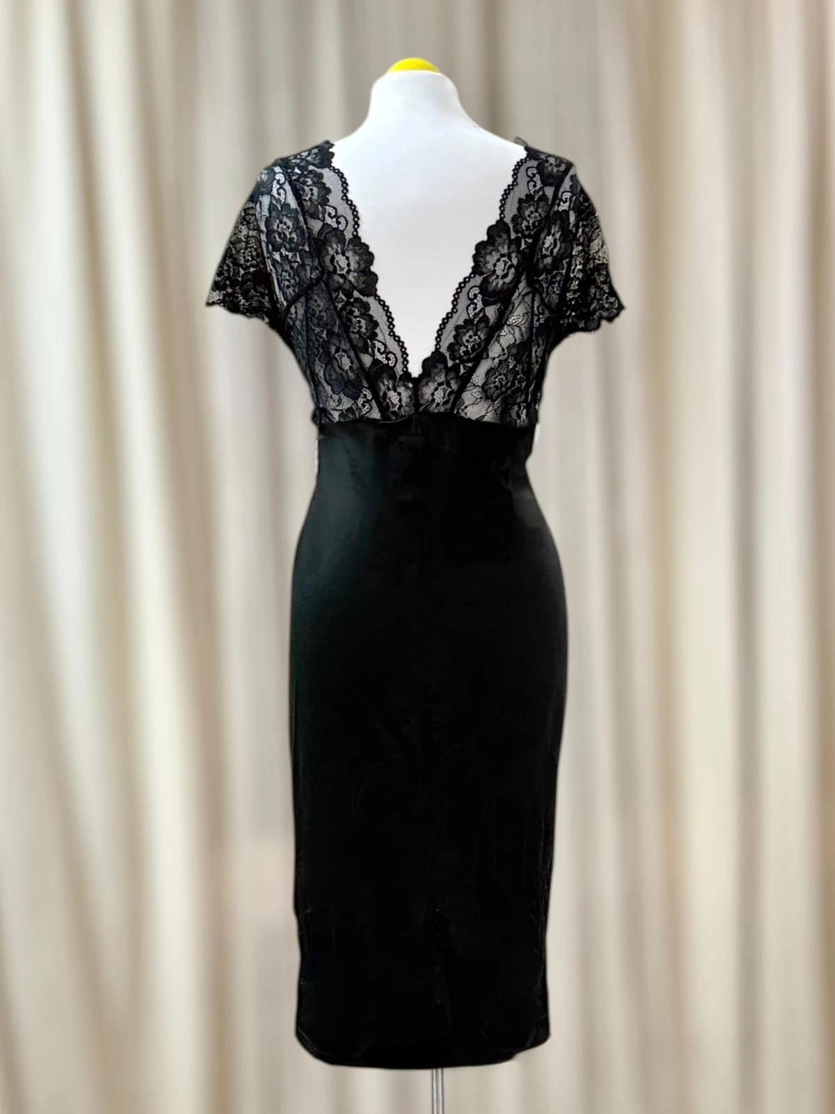 2025-10-24-68fbe65a303a5 لانجري دانتيل أسود - الصورة 3