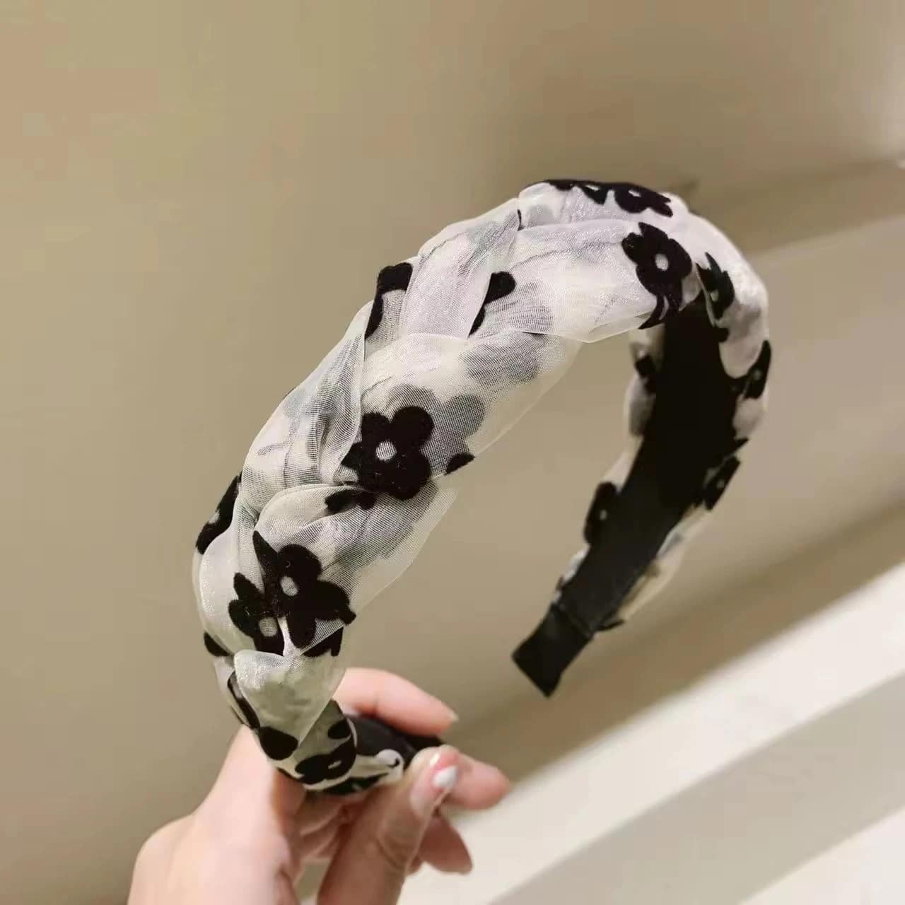 2025-10-09-68e6d7529608b طوق شعر مضفّر بنقشة زهرية فاخرة - الصورة 2