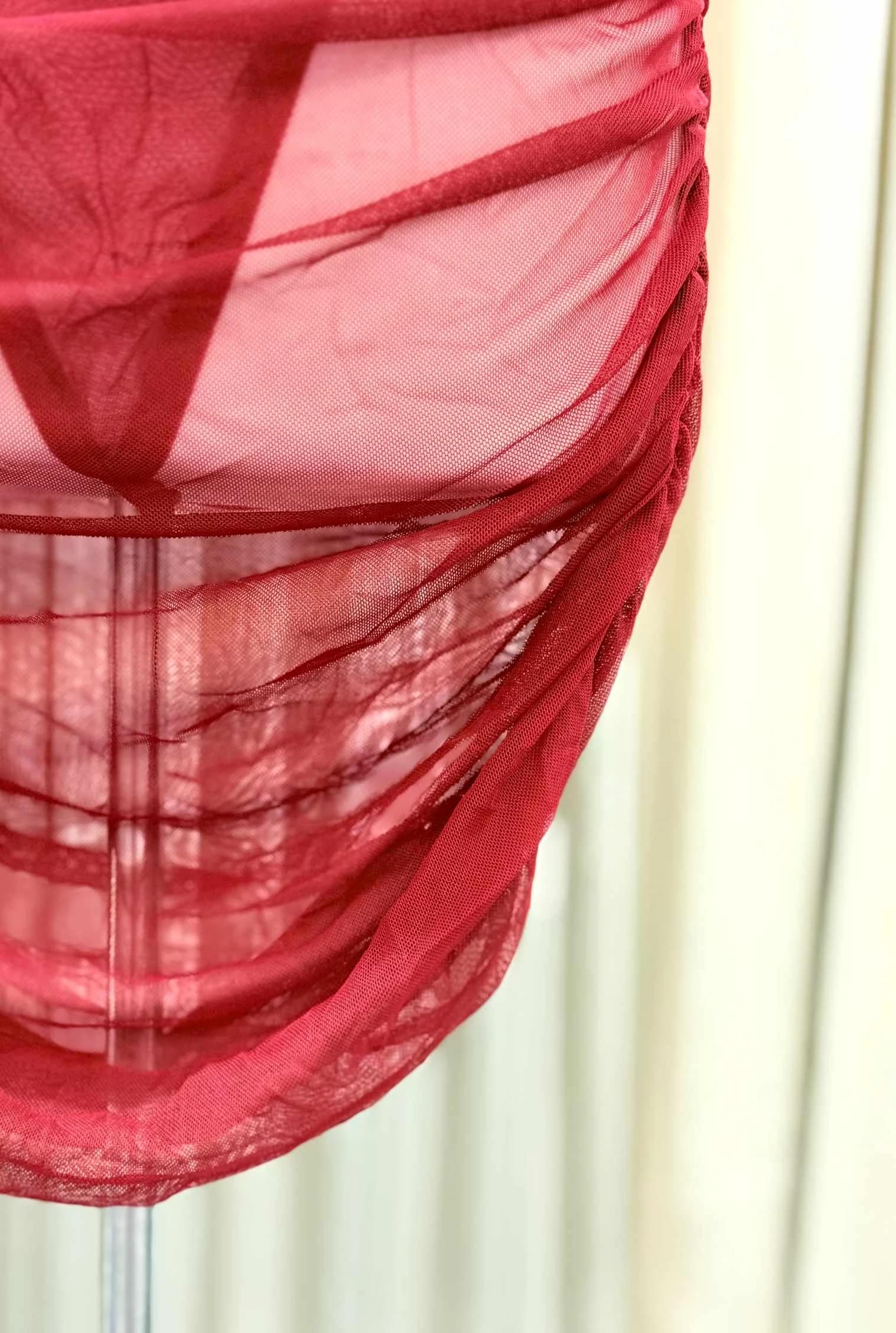 2025-10-24-68fbdf51e1a79 لانجري دانتيل أحمر – تصميم جريء وأنثوي - الصورة 4