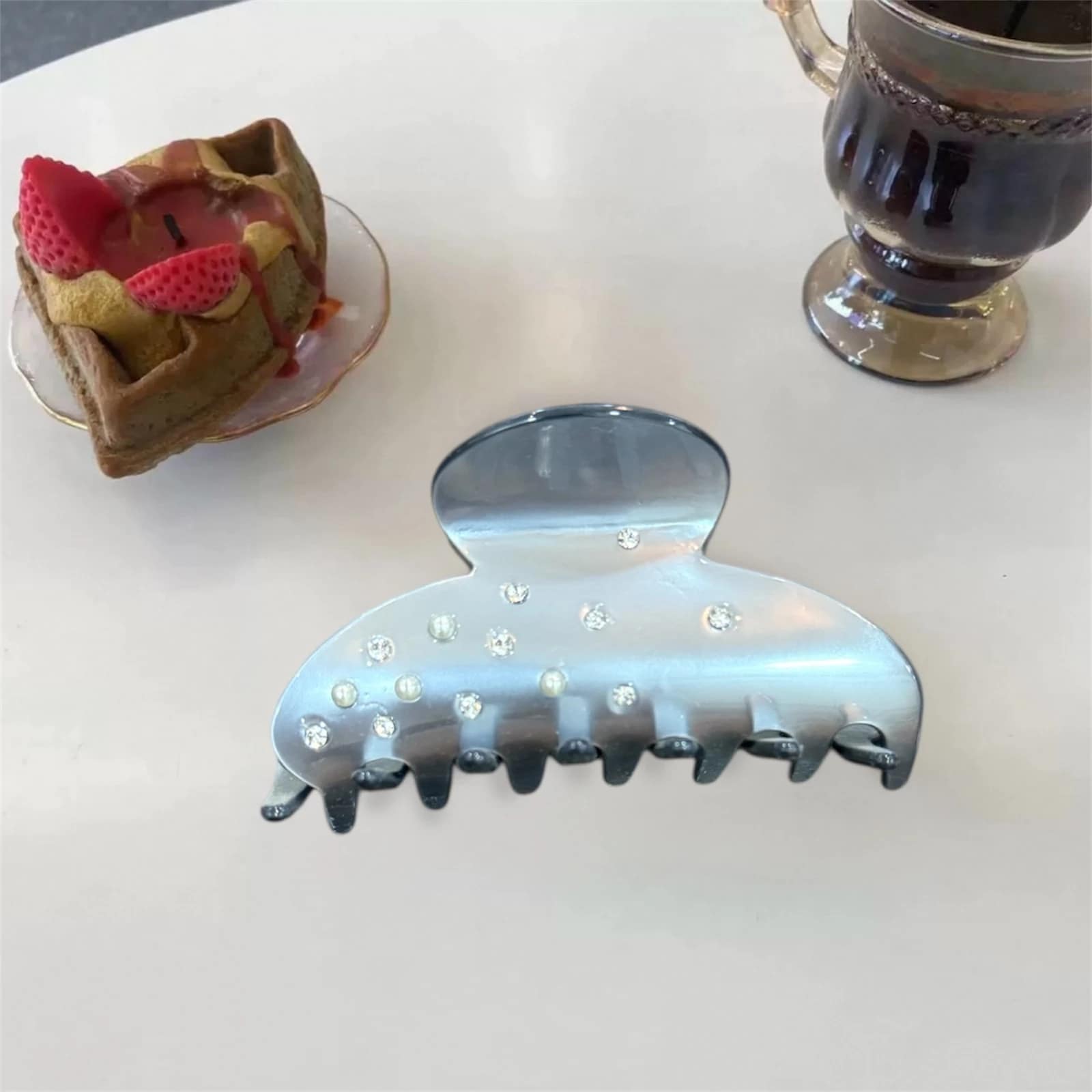 2025-10-09-68e6d40721bde مشابك شعر فاخرة بتصميم أنيق ولمسات لامعة - الصورة 3