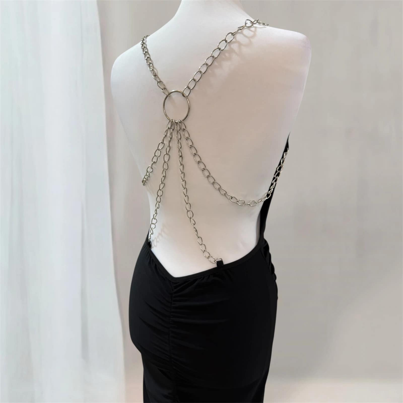 2025-10-24-68fbdd8654d62 لانجري "سيرين" بسلاسل فضية - الصورة 4