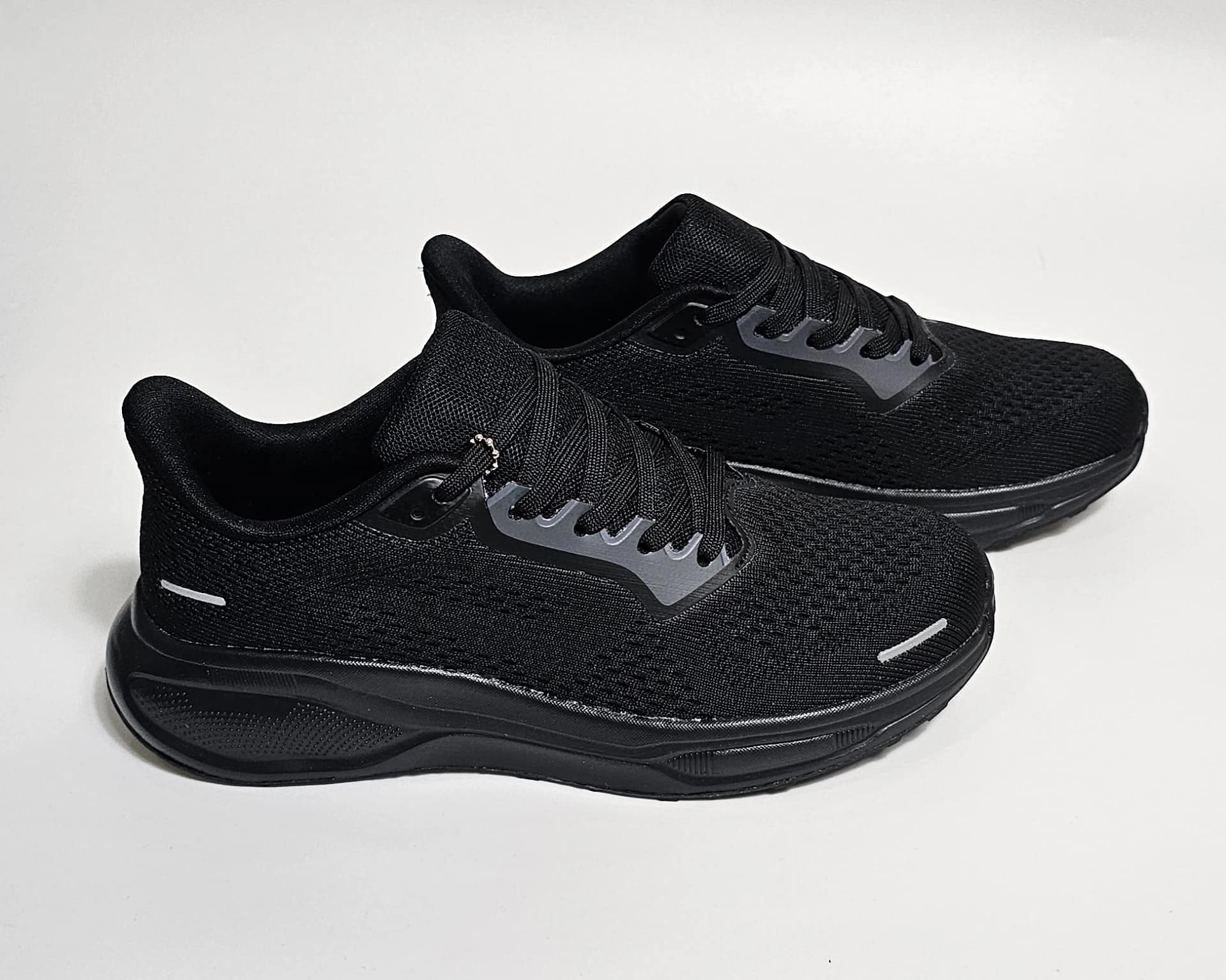 حذاء رياضي أسود أنيق ومريح للاستخدام اليومي. حذاء رياضي أسود أنيق ومريح للاستخدام اليومي.