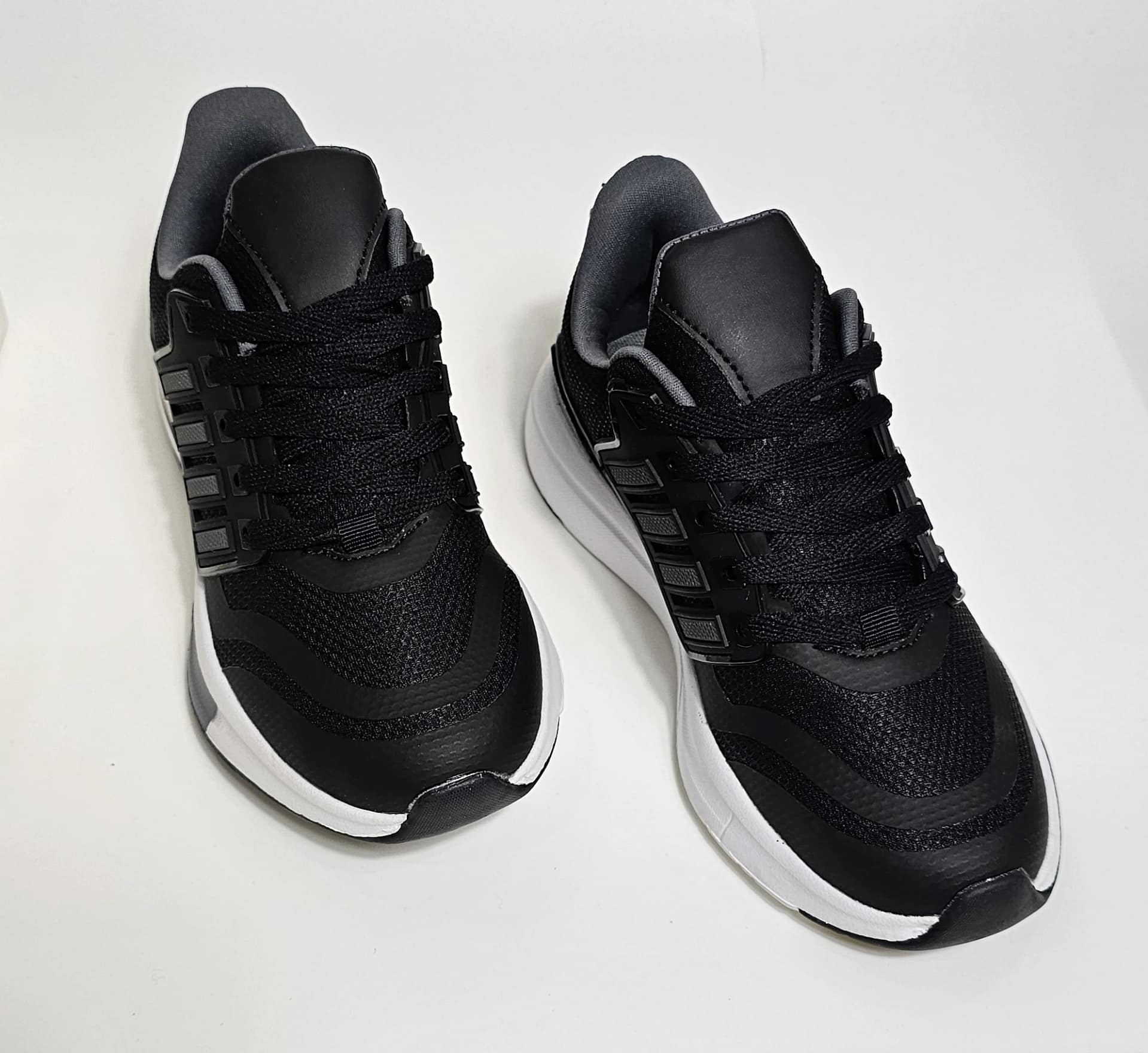 حذاء رياضي أنيق بأسلوب عصري ومريح. حذاء رياضي أنيق بأسلوب عصري ومريح.