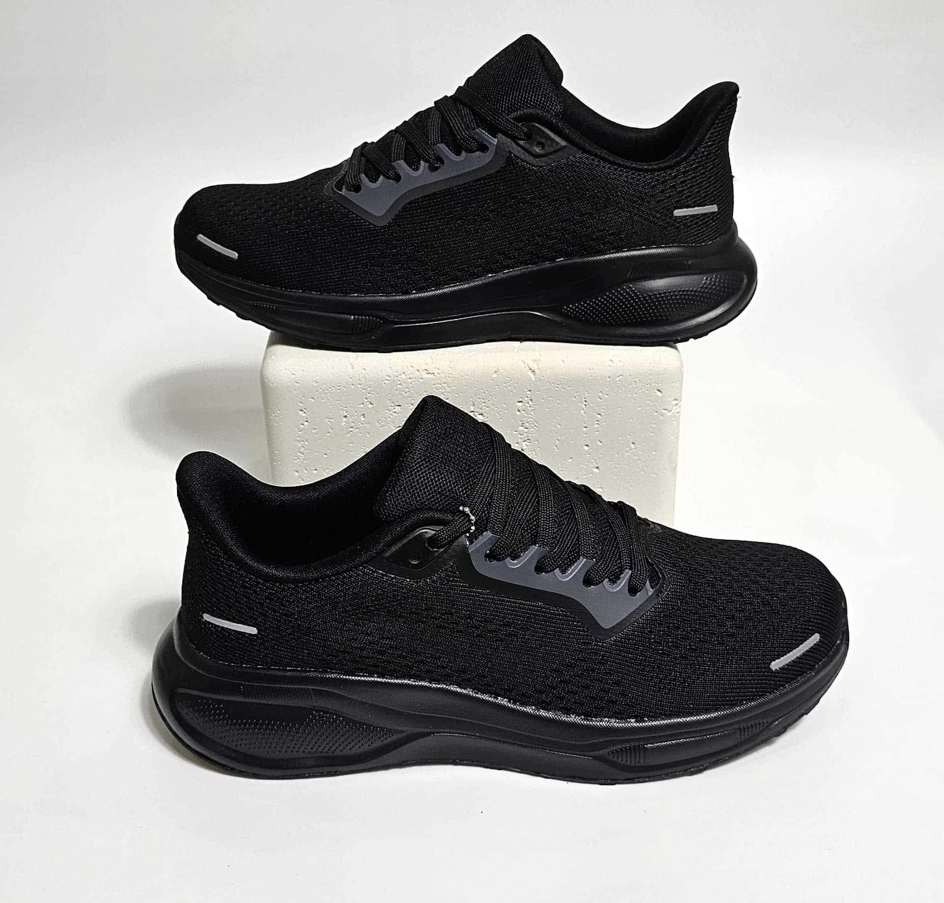 حذاء رياضي أسود أنيق ومريح للاستخدام اليومي. حذاء رياضي أسود أنيق ومريح للاستخدام اليومي.