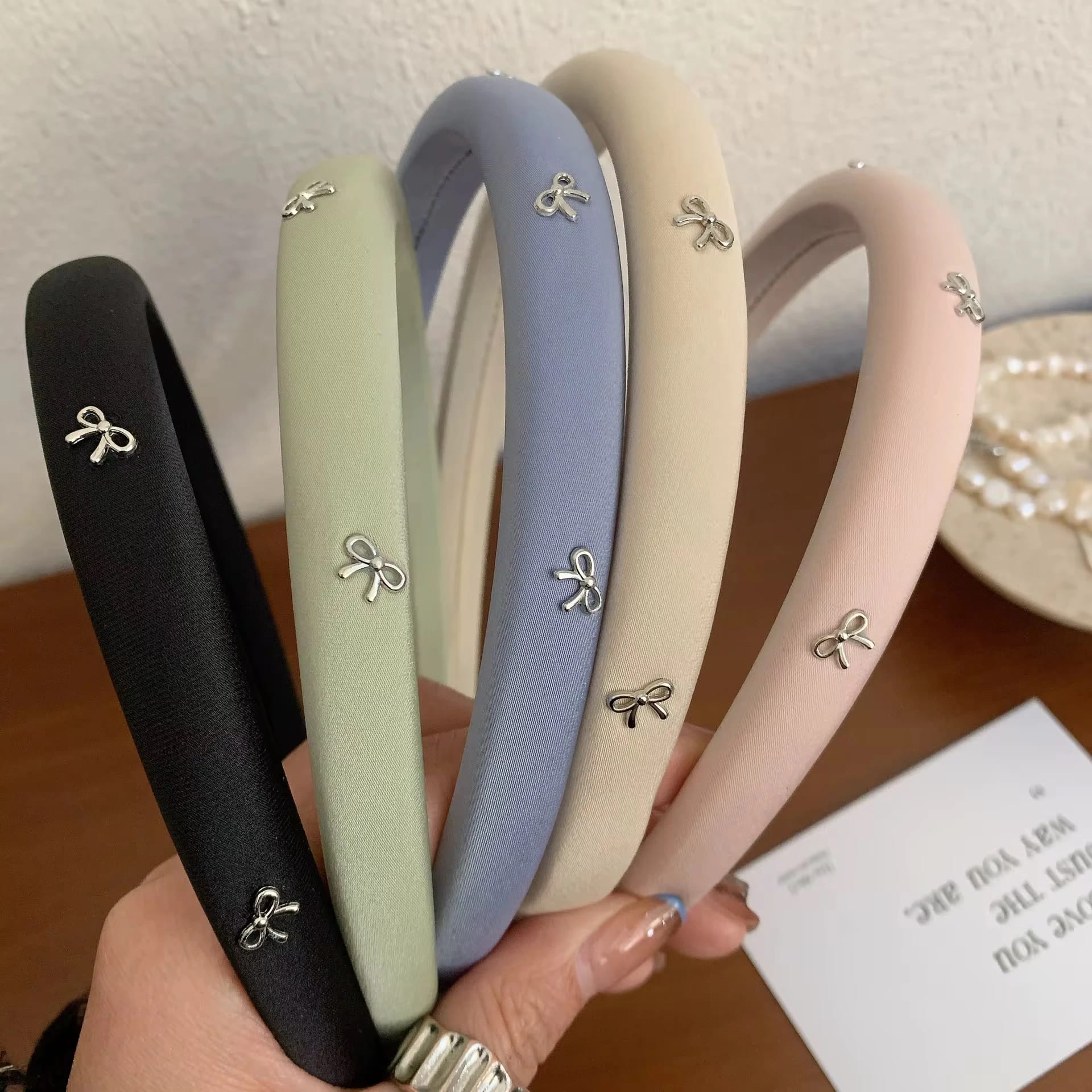 2025-10-08-68e59bc04fe2d طوق شعر مبطن فاخر مزين بفيونكات معدنية - الصورة 8