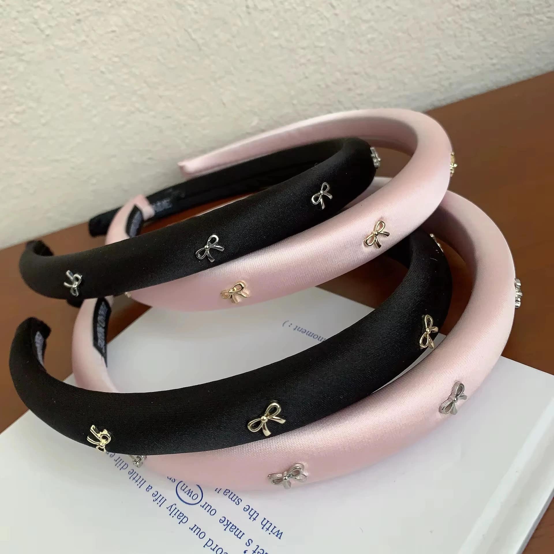 2025-10-08-68e59cc4636e6 طوق شعر مبطن فاخر مزين بفيونكات معدنية - الصورة 4