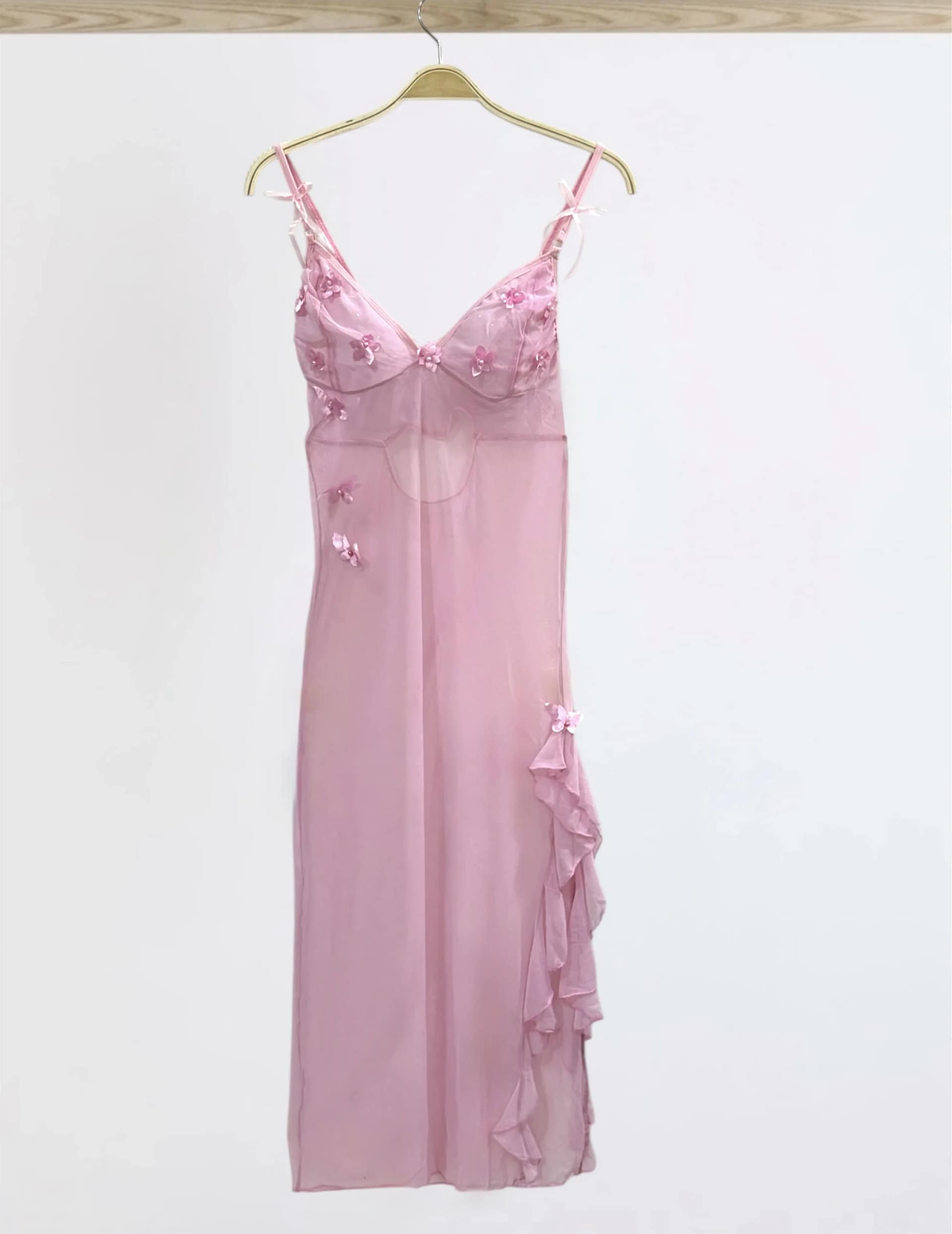 2025-10-03-68dfe9e4f3f65 طقم لانجري وردي شفاف مطرّز بالزهور - الصورة 3