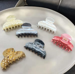 مشابك شعر فاخرة بتصميم أنيق ولمسات لامعة