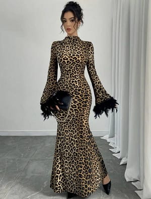 فستان بطبعة جلد النمر بأكمام ريش