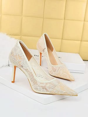 كعب دانتيل أنيق