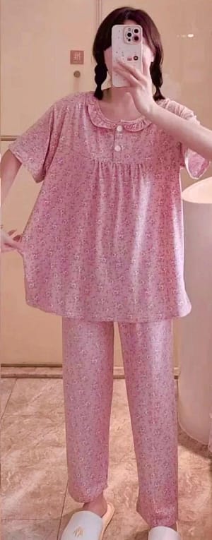 "بيجاما واسعة بتصميم أنيق ومريح"