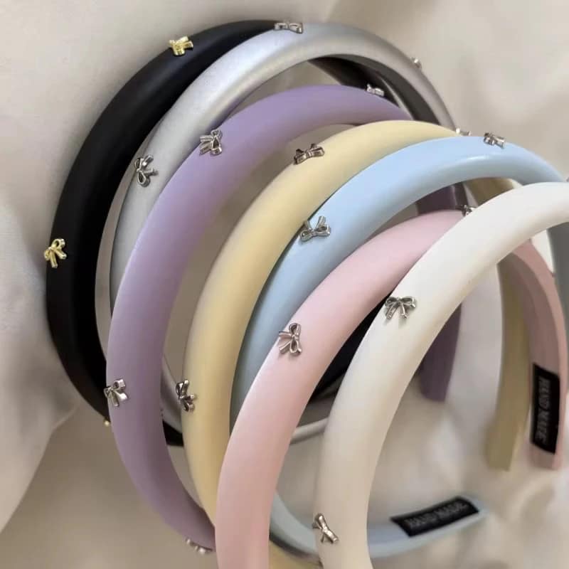 2025-10-08-68e59bbfae6fc طوق شعر مبطن فاخر مزين بفيونكات معدنية - الصورة 7