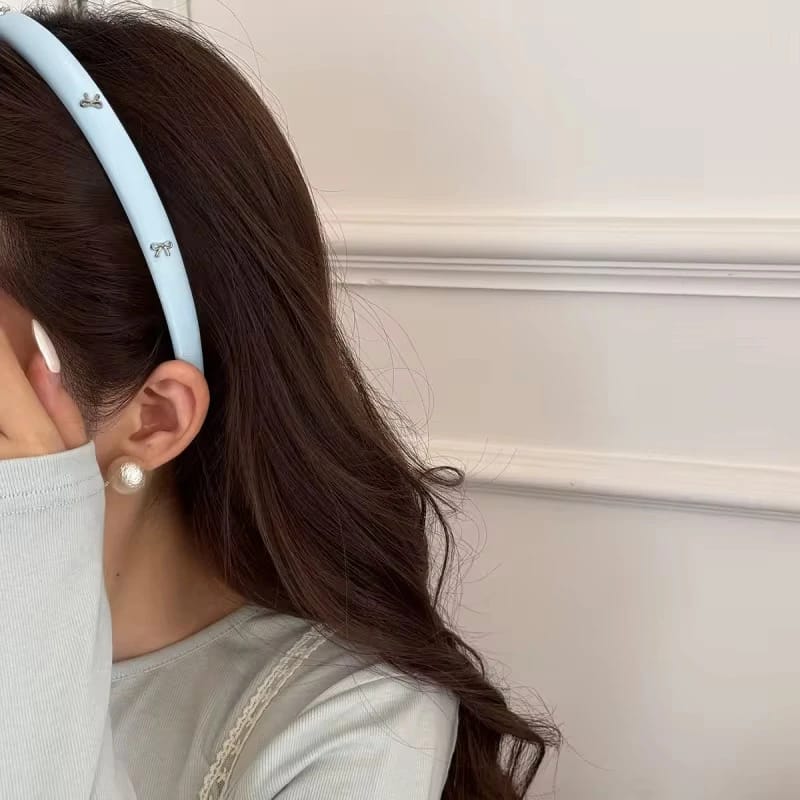 2025-10-08-68e59bc069634 طوق شعر مبطن فاخر مزين بفيونكات معدنية - الصورة 9