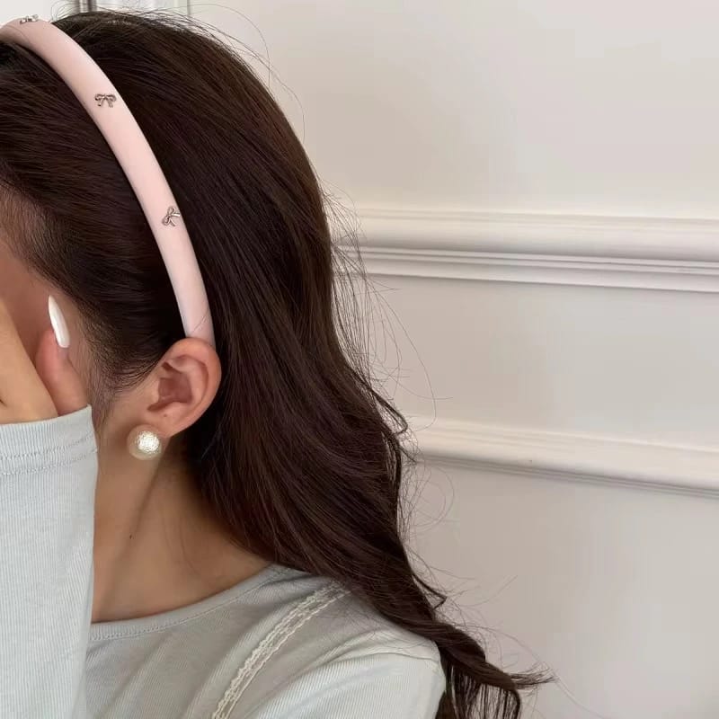 2025-10-08-68e59cc3d3cb8 طوق شعر مبطن فاخر مزين بفيونكات معدنية - الصورة 5