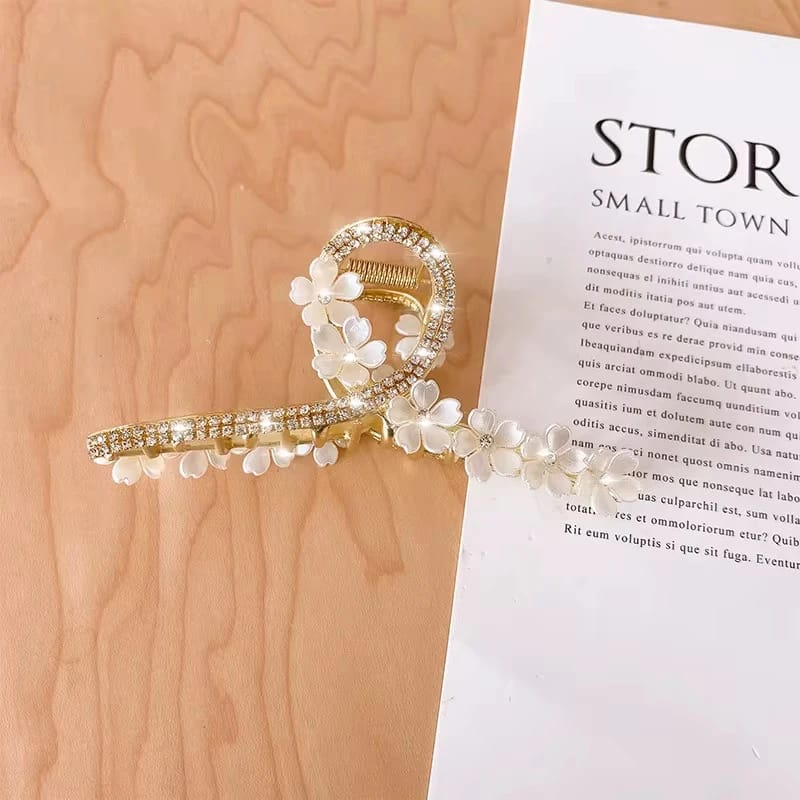 2025-10-08-68e6bd1c13a40 مشبك شعر فاخر بتصميم زهور ولآلئ - الصورة 3