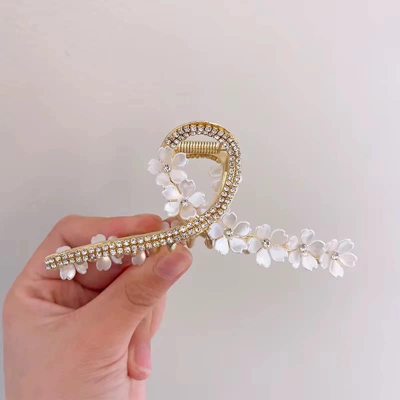 2025-10-08-68e6bd1c94d01 مشبك شعر فاخر بتصميم زهور ولآلئ - الصورة 2