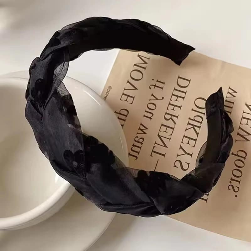 2025-10-09-68e6d752ae8f2 طوق شعر مضفّر بنقشة زهرية فاخرة - الصورة 5