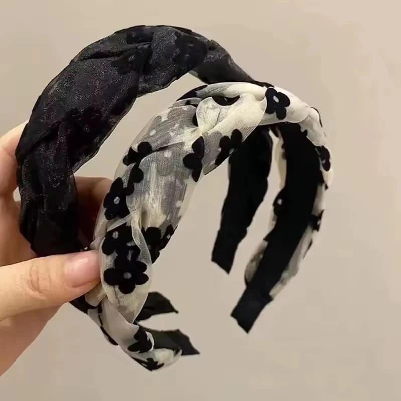 2025-10-09-68e6d77c19790 طوق شعر مضفّر بنقشة زهرية فاخرة - الصورة 6