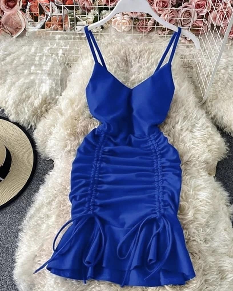 2025-10-03-68dfecb62c723 فستان لانجري مجمّع بحمالات رفيعة وتصميم يبرز القوام - الصورة 4