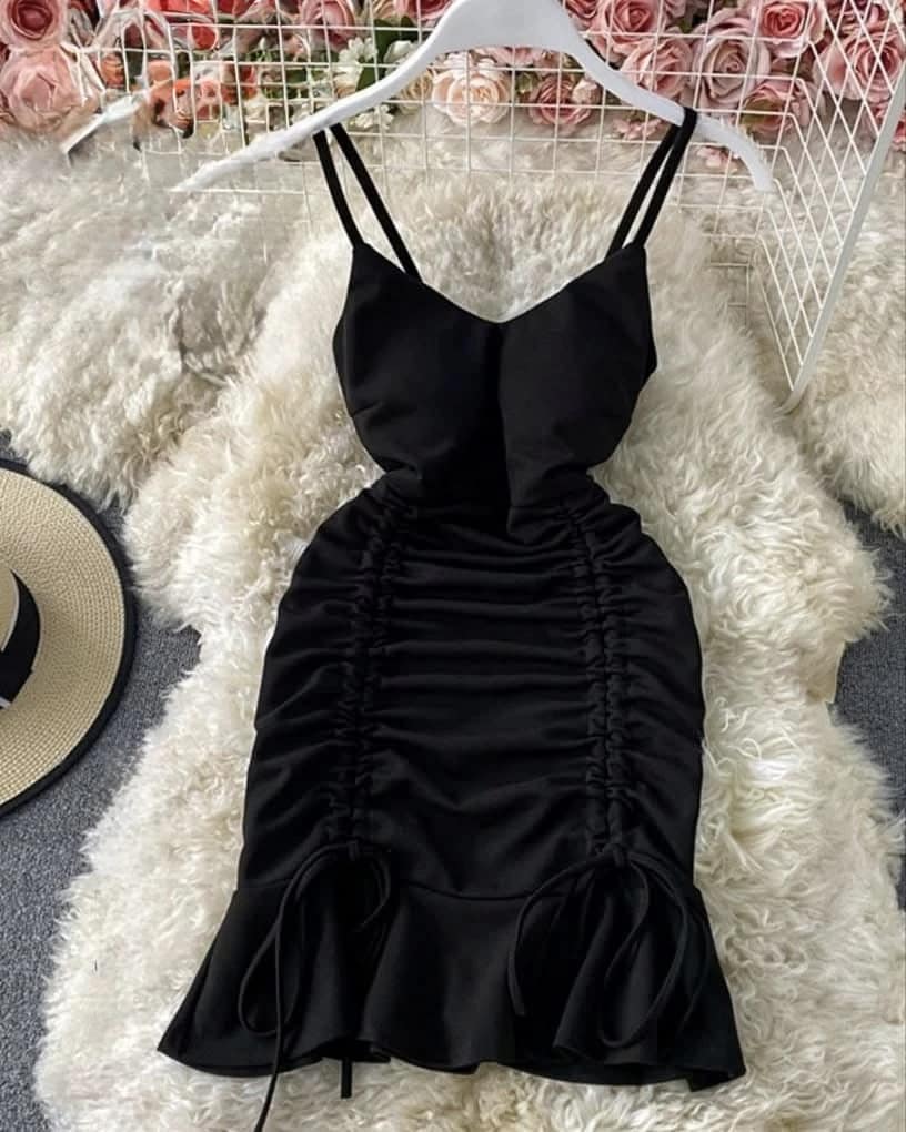 2025-10-03-68dfecb64f63c فستان لانجري مجمّع بحمالات رفيعة وتصميم يبرز القوام